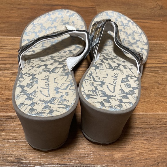 Clarks metallic wedge flip flop sandals size 10, EUC - Picture 4 of 6